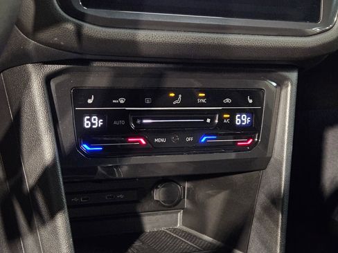 Used 2024 Volkswagen Tiguan SE image 31