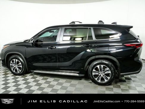Used 2024 Toyota Highlander XLE FWD image 29