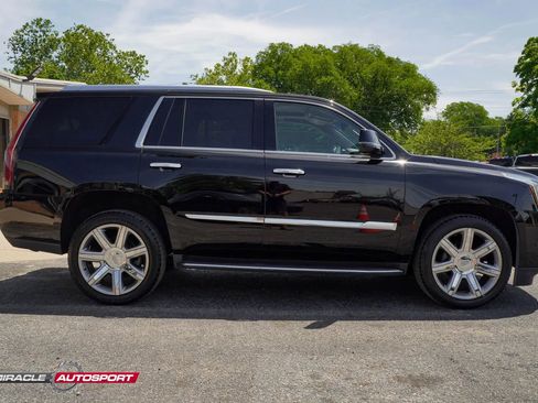 Used 2018 Cadillac Escalade Luxury AWD/4WD image 8