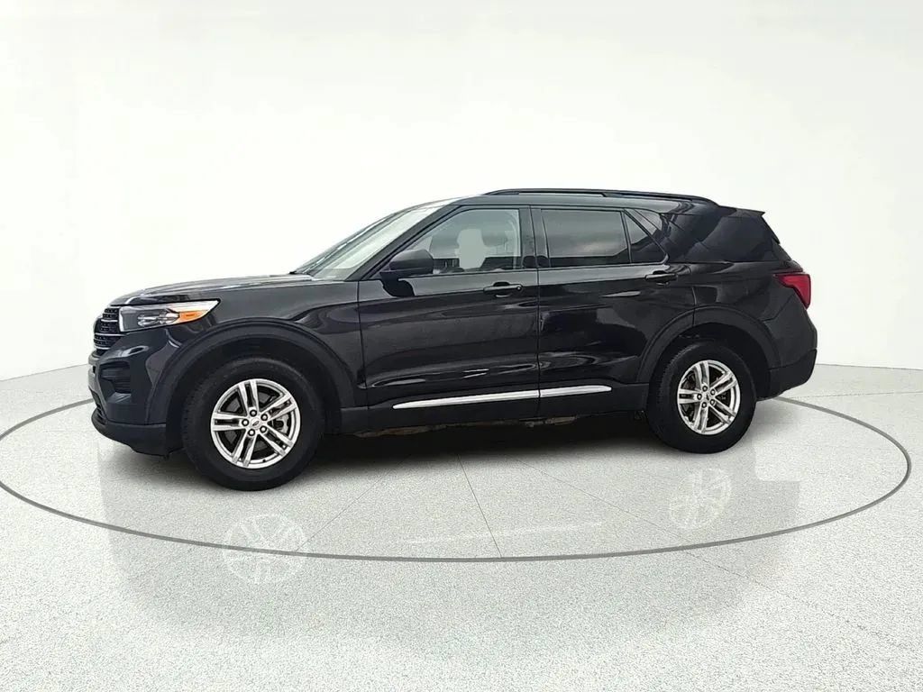 Used 2022 Ford Explorer XLT AWD/4WD image 3