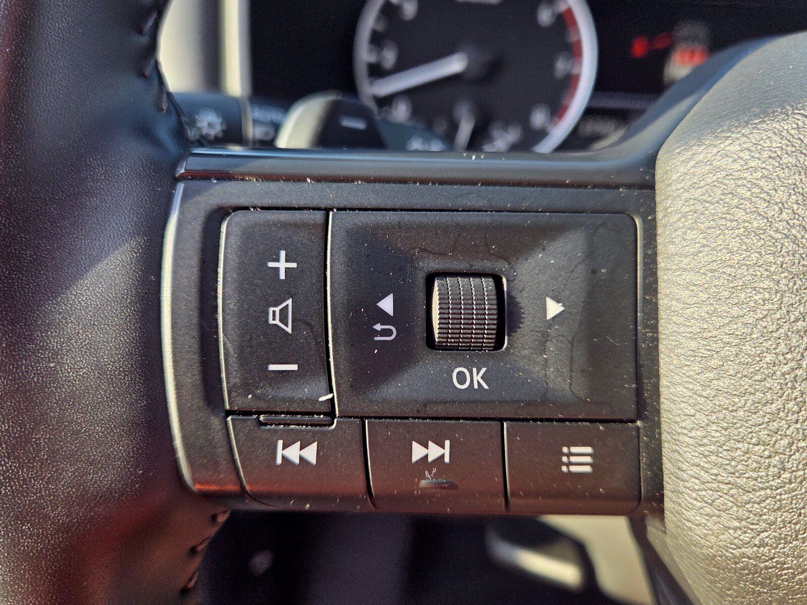 Used 2025 Nissan Rogue SV FWD image 24