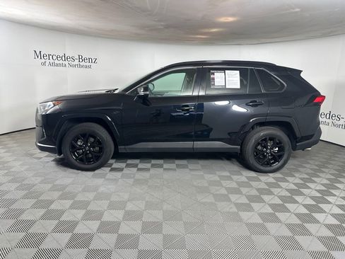 Used 2021 Toyota RAV4 XLE w/ Convenience Package FWD image 4