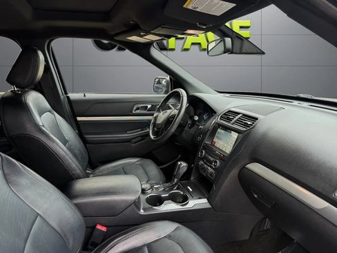 Used 2018 Ford Explorer XLT w/ Equipment Group 202A AWD/4WD image 22