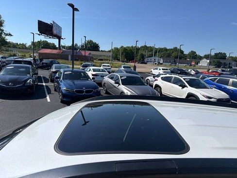 Used 2024 Toyota Corolla Cross AWD Hybrid w/ Moonroof Package image 4