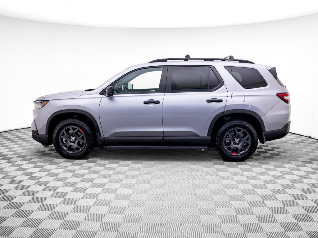 Used 2025 Honda Pilot TrailSport image 2