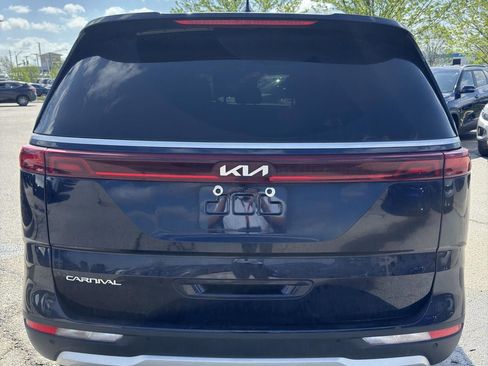 Used 2024 Kia Carnival LX FWD image 4