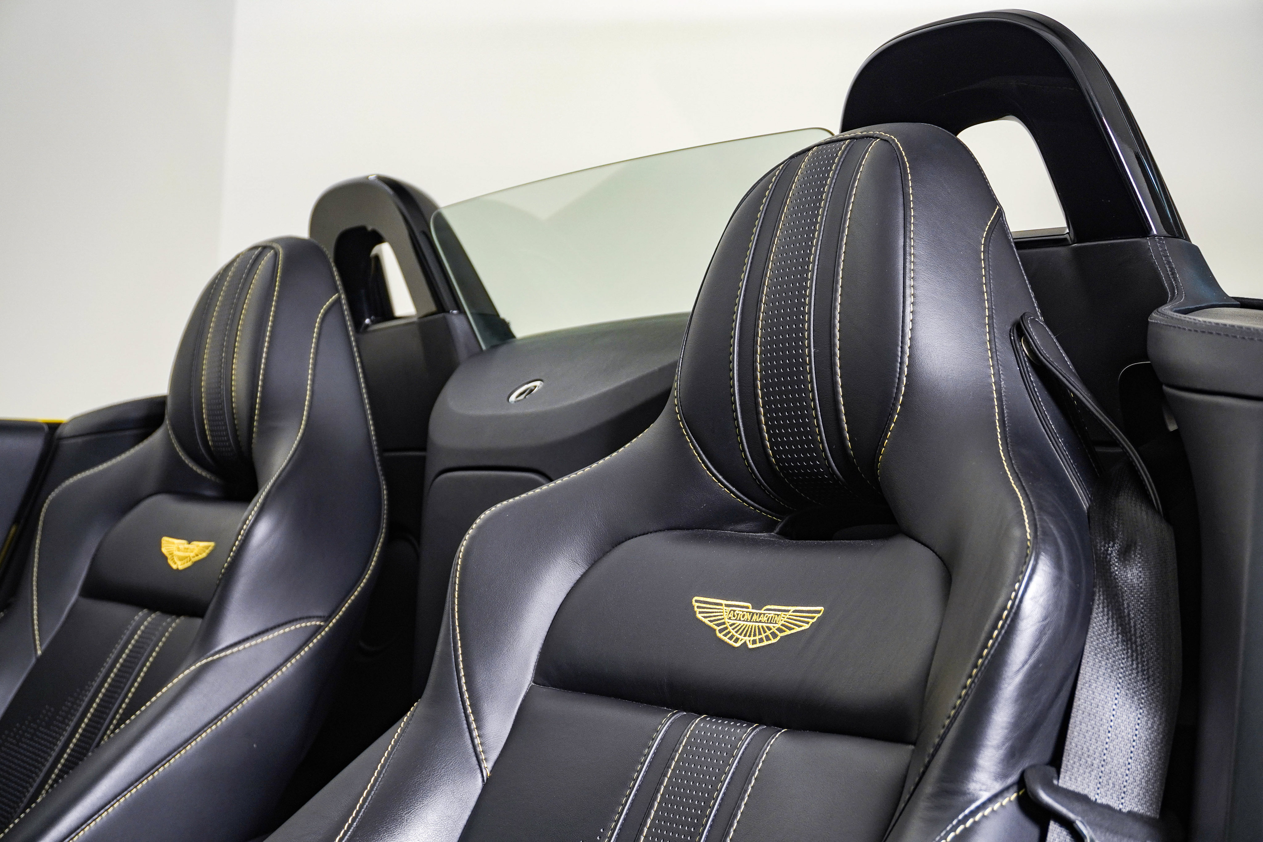 Used 2023 Aston Martin V8 Vantage Roadster RWD image 24