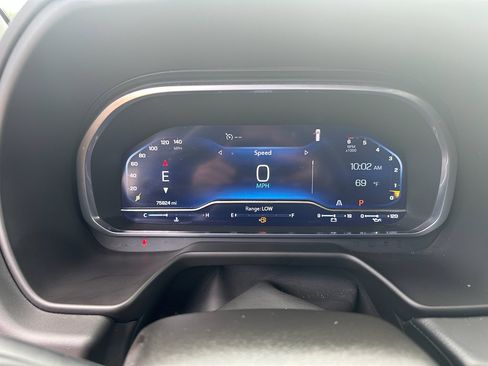 Used 2023 Chevrolet Suburban Premier image 18