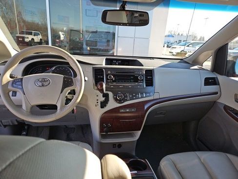 Used 2013 Toyota Sienna XLE image 4