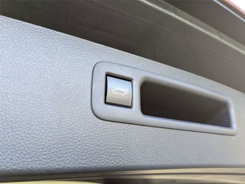 Used 2022 Toyota Highlander XLE image 10