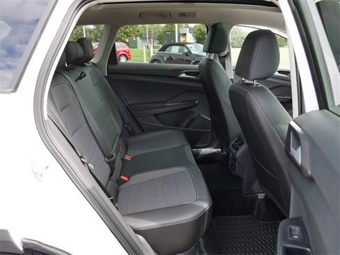 Certified 2025 Volkswagen Taos SE image 19