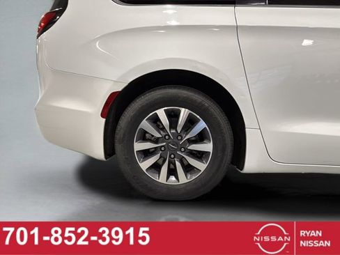 Used 2023 Chrysler Pacifica Touring-L image 13