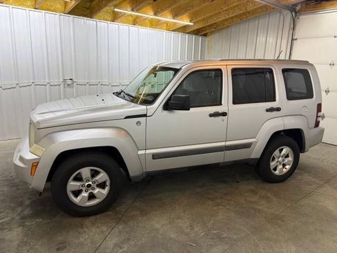 Used 2011 Jeep Liberty Sport AWD/4WD image 4