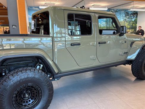 New 2025 Jeep Gladiator Nighthawk image 9