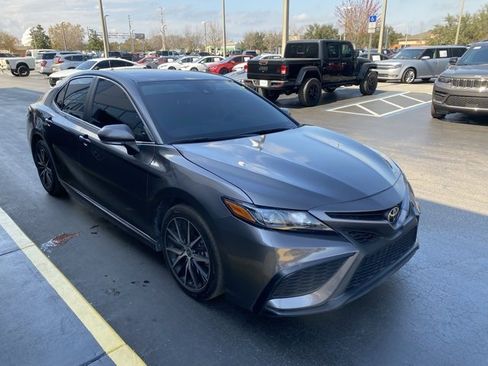 Used 2023 Toyota Camry SE image 2