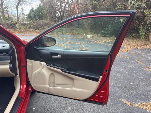 Used 2012 Toyota Camry L image 20