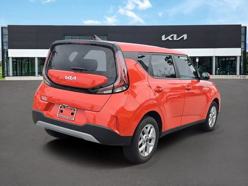 Certified 2025 Kia Soul LX w/ LX Technology Package FWD image 4