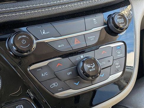 Used 2022 Chrysler Pacifica Touring-L image 6