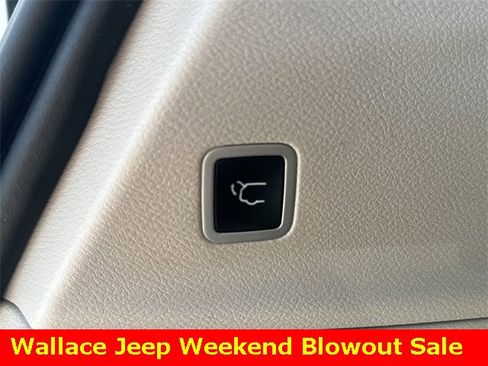 Used 2023 Chrysler Pacifica Touring-L image 11