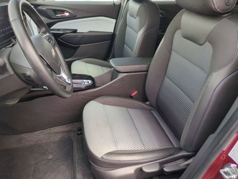 Used 2025 Chevrolet Trax LT w/ LT Convenience Package FWD image 19