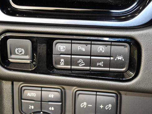 Used 2025 GMC Yukon AT4 AWD/4WD image 38
