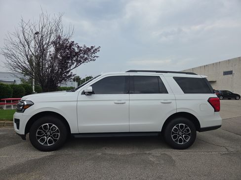 Used 2024 Ford Expedition XLT AWD/4WD image 2