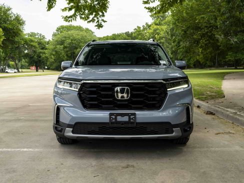 Certified 2025 Honda Pilot Touring image 3