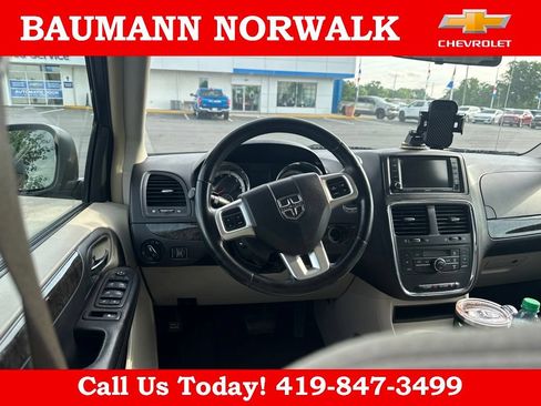 Used 2011 Dodge Grand Caravan Crew w/ Entertainment Group 1 FWD image 25