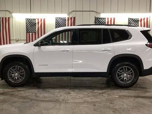 Used 2025 GMC Acadia Elevation image 3