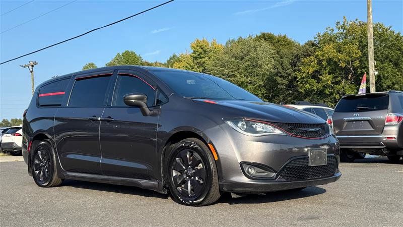 Used 2020 Chrysler Pacifica Touring w/ S Appearance Package FWD image 4