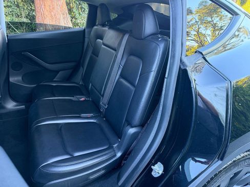 Used 2022 Tesla Model Y Long Range image 17