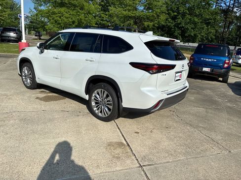 New 2026 Toyota Highlander Platinum AWD/4WD image 3