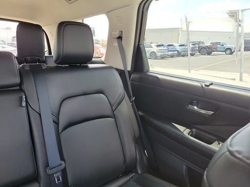 Used 2023 Nissan Pathfinder SL AWD/4WD image 10
