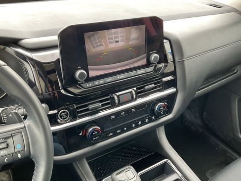 Used 2024 Nissan Pathfinder SV w/ SV Premium Package image 15