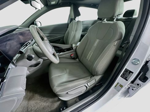 Used 2025 Hyundai Elantra SEL FWD image 13