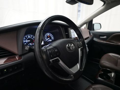 Used 2018 Toyota Sienna Limited Premium w/ Carpet Mat Package AWD/4WD image 8
