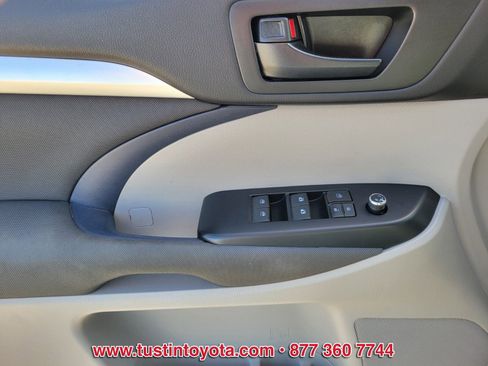 Certified 2017 Toyota Highlander LE w/ Carpet Mat Package image 17