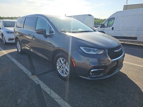 Used 2023 Chrysler Pacifica Touring-L FWD image 3