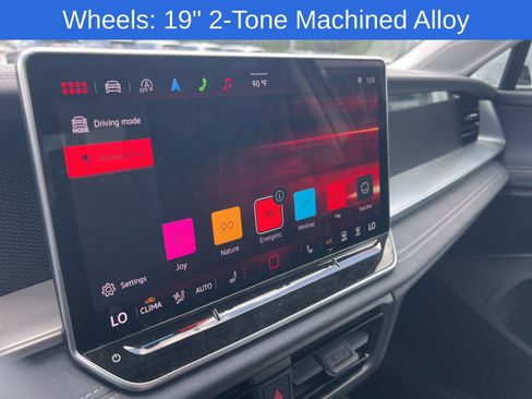 Used 2025 Volkswagen Tiguan SE image 12