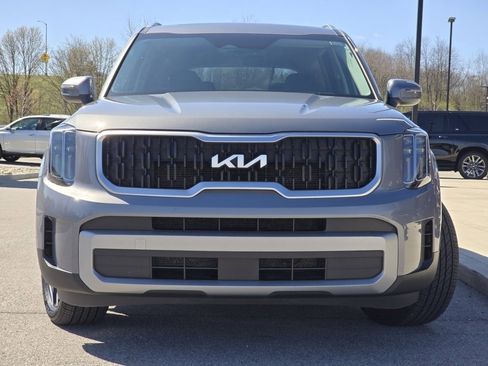 Used 2023 Kia Telluride EX w/ EX Captain's Chair Package image 3