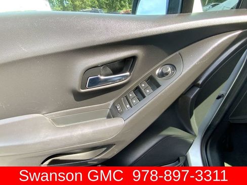 Used 2019 Chevrolet Trax LT w/ LT Convenience Package AWD/4WD image 21