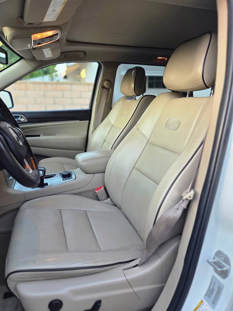 Used 2015 Jeep Grand Cherokee Overland w/ Advanced Technology Group AWD/4WD image 23