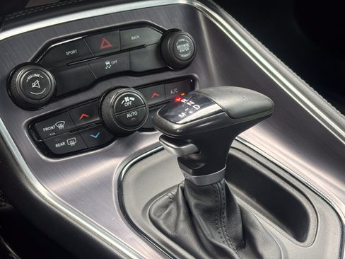 Used 2016 Dodge Challenger SXT RWD image 21