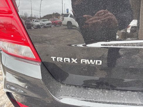 Used 2022 Chevrolet Trax LT w/ LT Convenience Package image 4