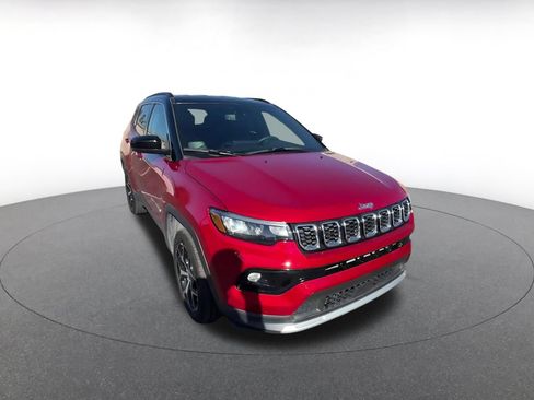 Used 2025 Jeep Compass Limited AWD/4WD image 3