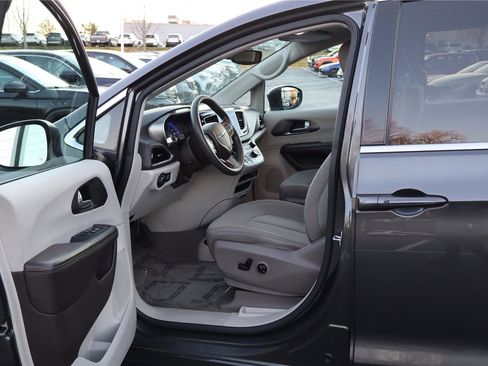 Used 2017 Chrysler Pacifica Touring w/ Tire & Wheel Group image 12