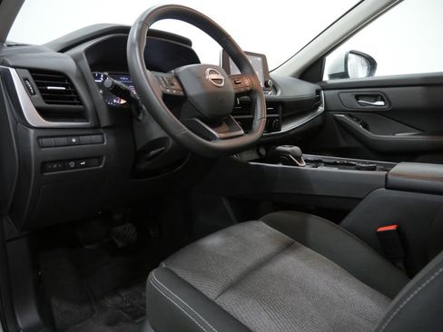 Used 2025 Nissan Rogue SV image 11