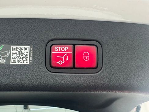 Used 2025 Mercedes-Benz GLC 300 4MATIC image 11