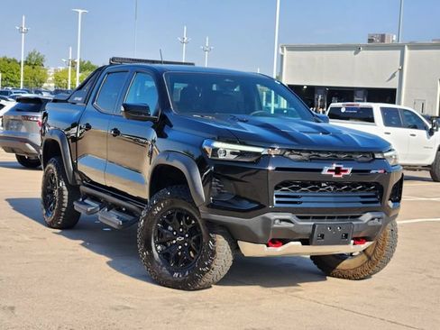 Used 2025 Chevrolet Colorado ZR2 w/ Midnight Edition AWD/4WD image 2