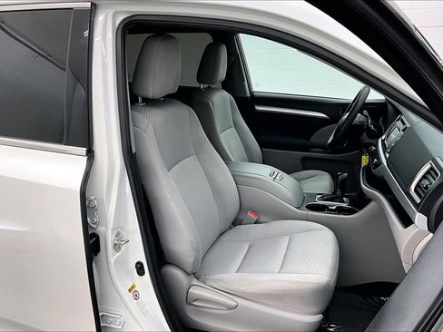 Used 2019 Toyota Highlander LE image 6